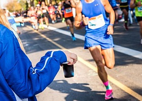 Napoje izotoniczne dla biegaczy: Dlaczego są ważne i czego szukać
