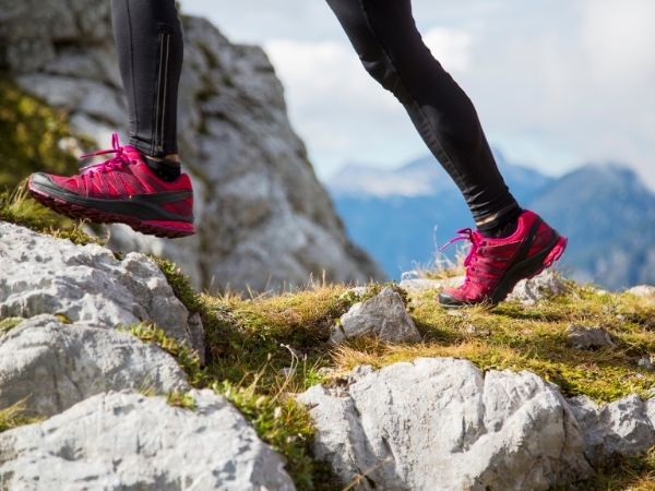 Jak wybrać idealne buty do biegania po wzgórzach, górach i innym terenie?