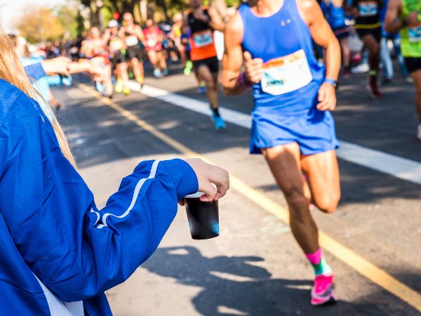 Napoje izotoniczne dla biegaczy: Dlaczego są ważne i czego szukać