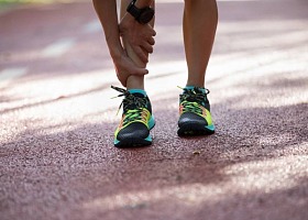Sposoby na uniknięcie bolesnych kontuzji podczas biegania po asfalcie